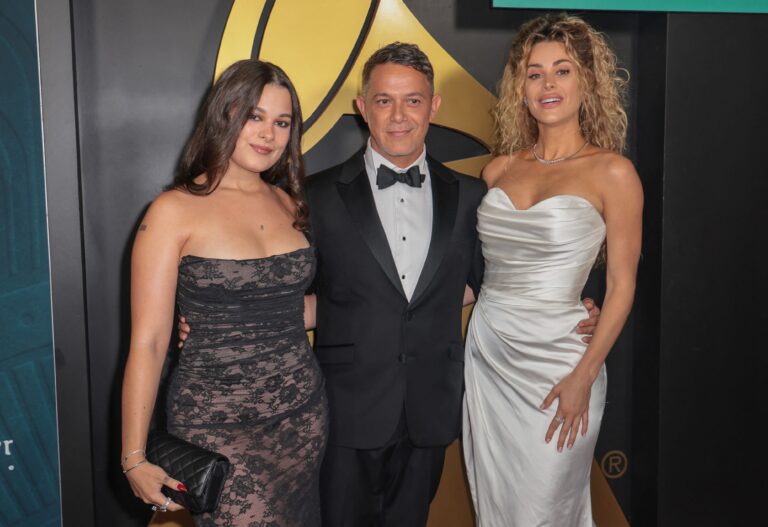 Alejandro Sanz posó por primera vez con su nueva novia, Candela Márquez, y su hija Manuela Alejandro Sanz posó por primera vez con su nueva novia, Candela Márquez, y su hija Manuela