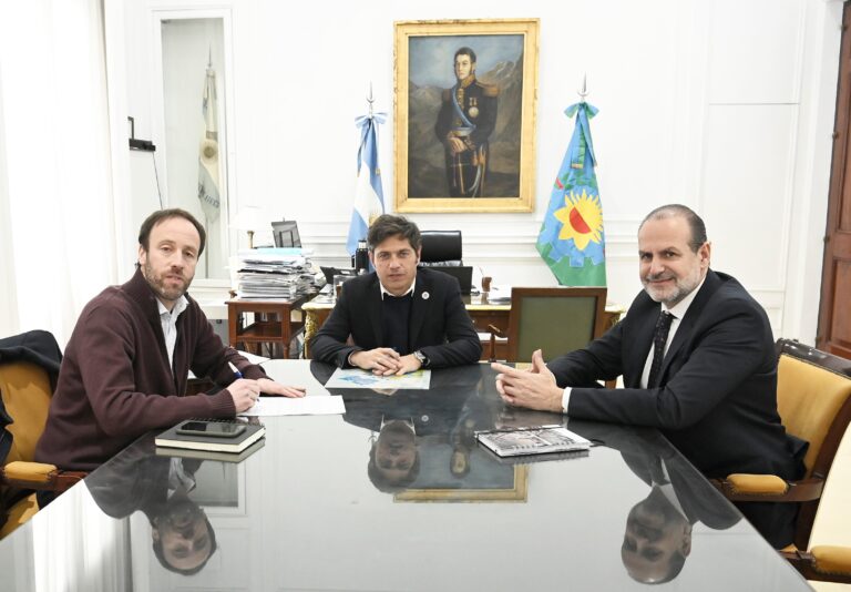 Axel Kicillof pidió aval de la Legislatura para tomar deuda por US$2300 millones y convocó a la oposición para un acuerdo Axel Kicillof pidió aval de la Legislatura para tomar deuda por US$2300 millones y convocó a la oposición para un acuerdo
