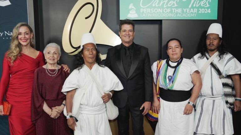 Carlos Vives llegó a su homenaje en los Latin Grammy junto a sus “raíces musicales”: el samario fue acompañado por su familia y comunidad de la Sierra Nevada Carlos Vives llegó a su homenaje en los Latin Grammy junto a sus “raíces musicales”: el samario fue acompañado por su familia y comunidad de la Sierra Nevada