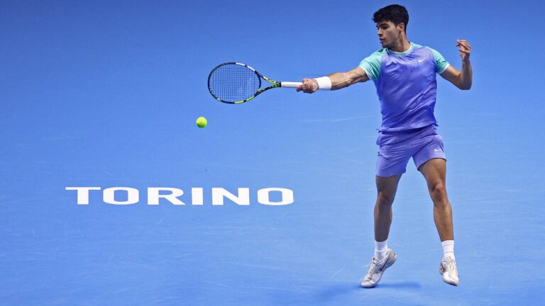 Casper Ruud aplasta a Carlos Alcaraz en las ATP Finals por 0-2 en el marcador