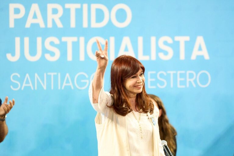 Cristina Kirchner encabeza un acto en Santiago del Estero: “Es de bien nacido ser agradecidos, aunque muchos por ahí se olvidan” Cristina Kirchner encabeza un acto en Santiago del Estero: “Es de bien nacido ser agradecidos, aunque muchos por ahí se olvidan”
