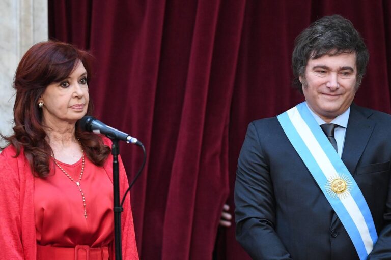 Cristina Kirchner ingresó a un acto del PJ con el tema de Lali Espósito que incluye críticas veladas a Milei Cristina Kirchner ingresó a un acto del PJ con el tema de Lali Espósito que incluye críticas veladas a Milei