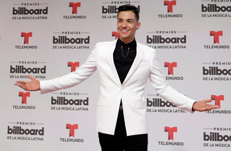 De cuánto es la fortuna de Luis Coronel, el cantante de regional mexicano que se hizo viral en Facebook De cuánto es la fortuna de Luis Coronel, el cantante de regional mexicano que se hizo viral en Facebook