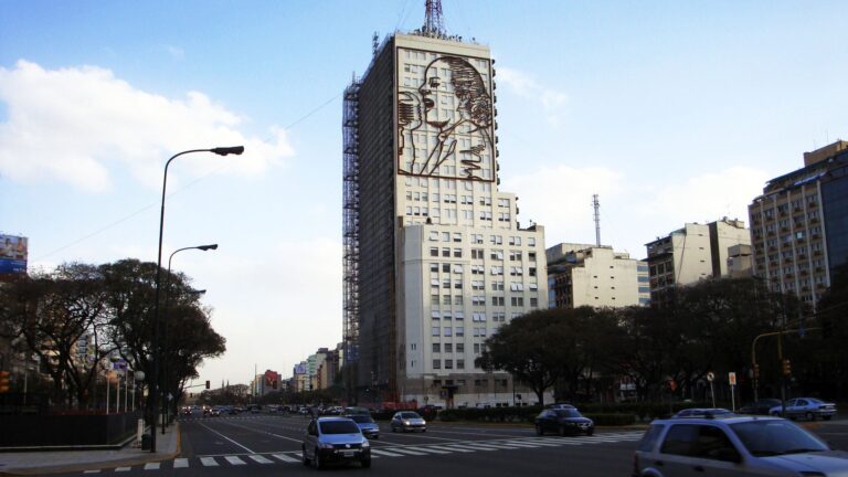 Desde pósters de Evita hasta esculturas de Néstor Kirchner, toda la simbología K que el gobierno retiró de edificios públicos Desde pósters de Evita hasta esculturas de Néstor Kirchner, toda la simbología K que el gobierno retiró de edificios públicos