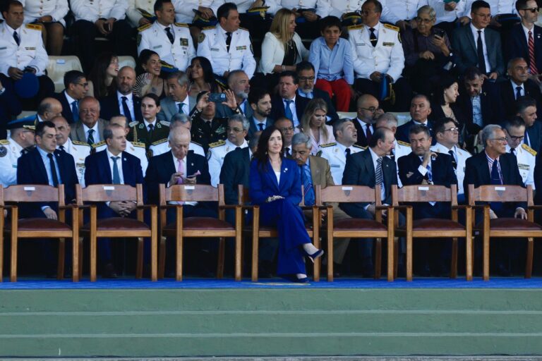 Distancia entre Milei y Villarruel en un acto de la PFA: la vice lo esperó sola y el Presidente desembarcó con una comitiva