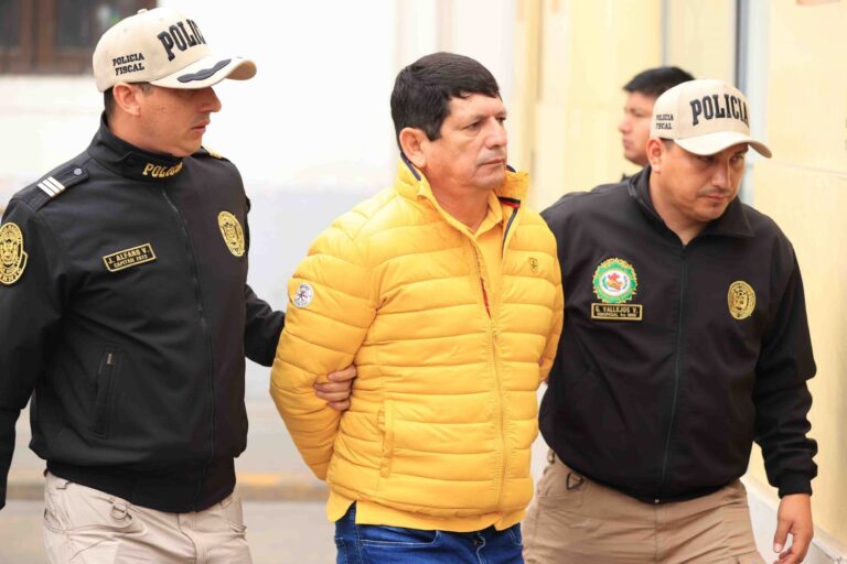 Eddie Fleischman arremetió contra Agustín Lozano, presidente de la FPF, tras su detención: “Las heces siempre salen a flote” Eddie Fleischman arremetió contra Agustín Lozano, presidente de la FPF, tras su detención: “Las heces siempre salen a flote”