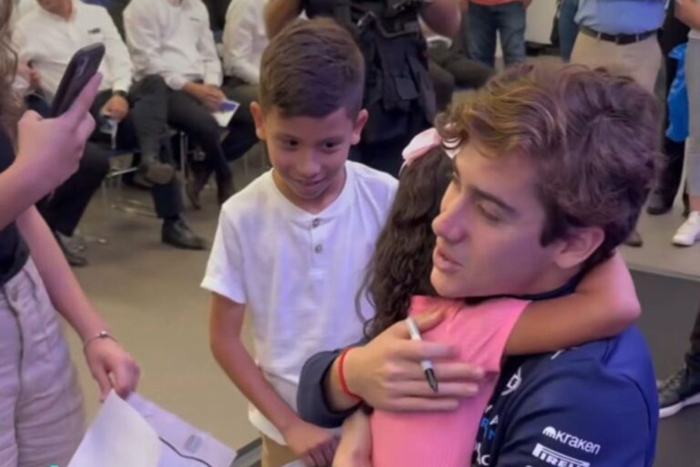 El emotivo gesto de Franco Colapinto con una niña que se acercó a saludarlo con un dibujo El emotivo gesto de Franco Colapinto con una niña que se acercó a saludarlo con un dibujo
