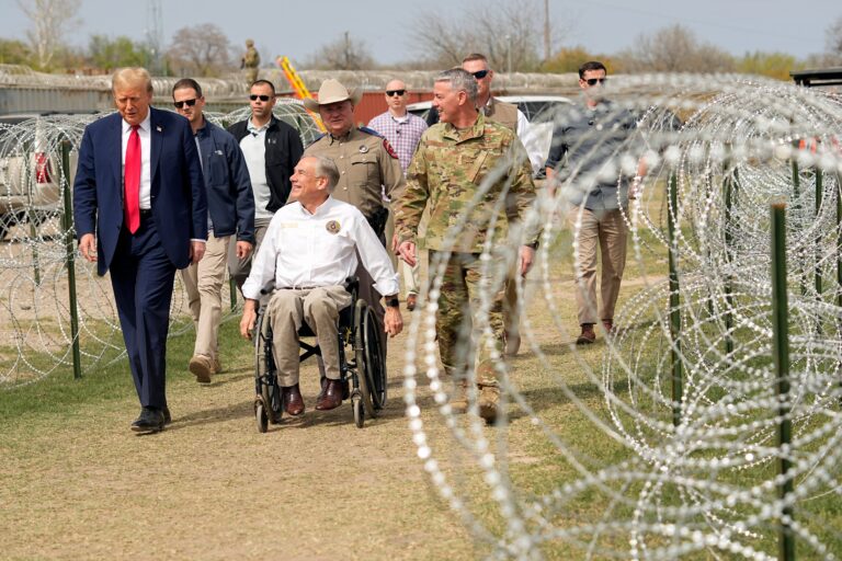 Es médico en Texas, criticó una medida sobre inmigrantes en hospitales y Abott lo cruzó en duros términos Es médico en Texas, criticó una medida sobre inmigrantes en hospitales y Abott lo cruzó en duros términos
