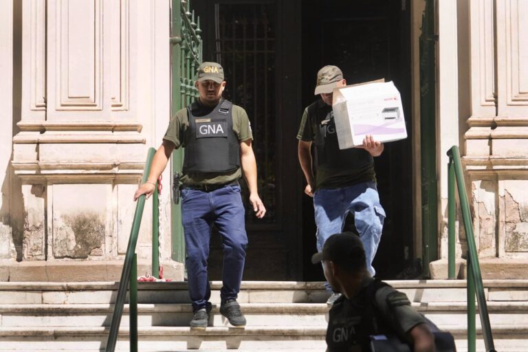 Escándalo en Rosario. Allanaron el despacho del juez federal Bailaque, investigado por actos de corrupción con la AFIP y la Aduana Escándalo en Rosario. Allanaron el despacho del juez federal Bailaque, investigado por actos de corrupción con la AFIP y la Aduana