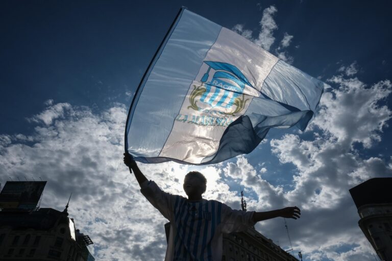Hinchas de Racing copan el Obelisco tras la conquista de la Copa Sudamericana