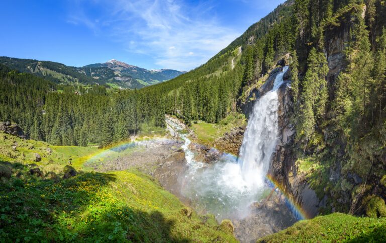 La impresionante cascada de Suiza que es una de las joyas naturales de Europa: es la más alta del país con casi 400 metros