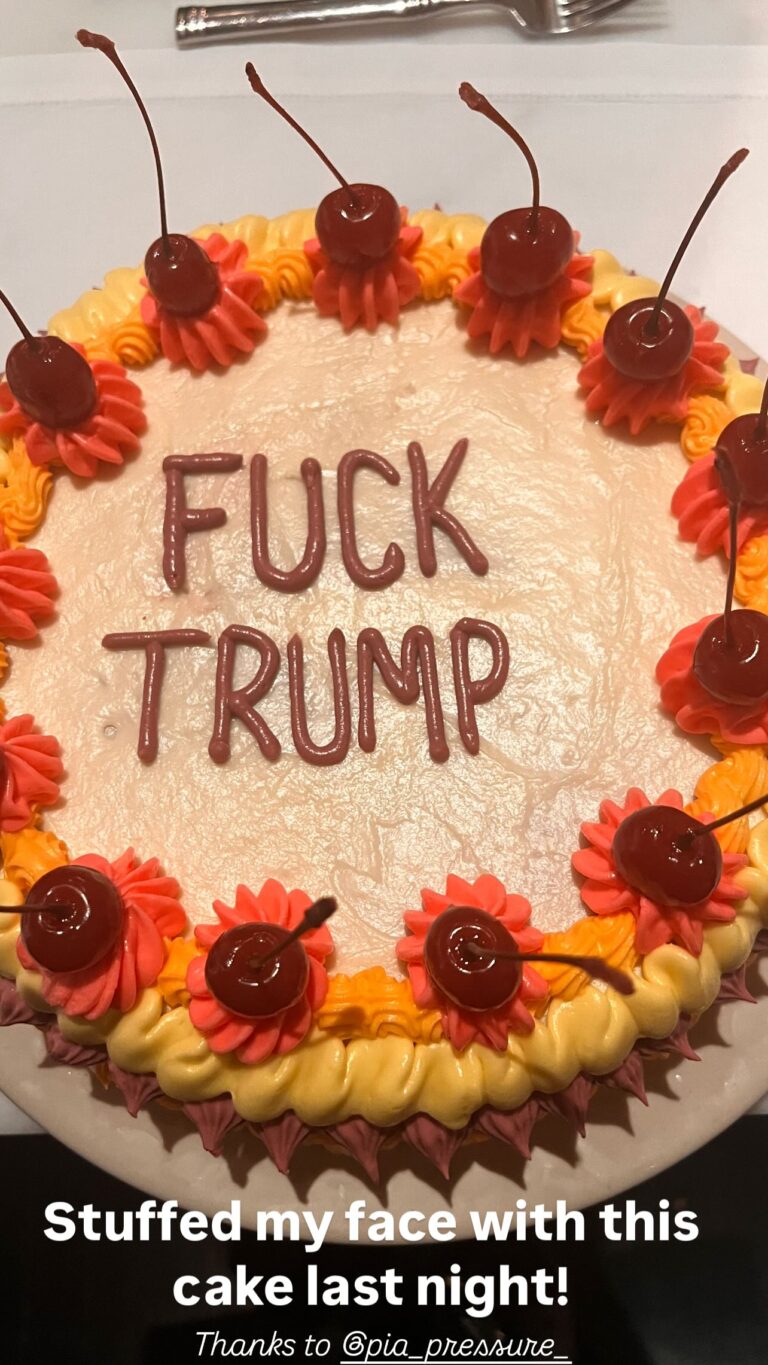 La torta viral con la que Madonna “se untó la cara” para insultar a Donald Trump tras su victoria en EE.UU. La torta viral con la que Madonna “se untó la cara” para insultar a Donald Trump tras su victoria en EE.UU.