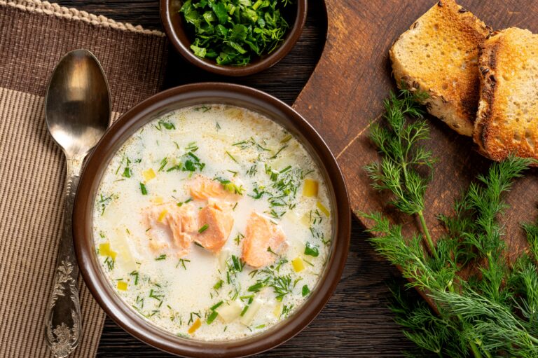 Lohikeitto, la sopa de pescado finlandesa a base de salmón y puerro que soluciona una cena reconfortante y nutritiva