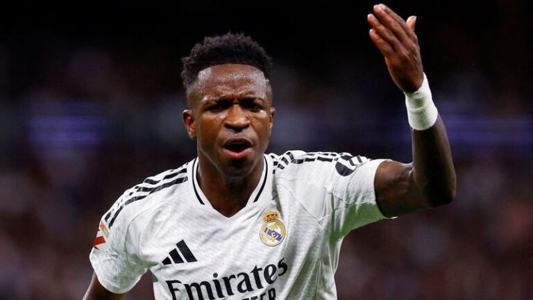 Los madridistas no perdonan la polémica con el Balón de Oro: atronadora pitada del Bernabéu durante el himno de la Champions en el partido ante el AC Milan