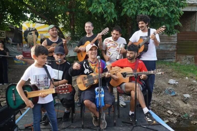 Manu Chao dio un show en la casa de Diego Maradona en Fiorito: El video Manu Chao dio un show en la casa de Diego Maradona en Fiorito: El video