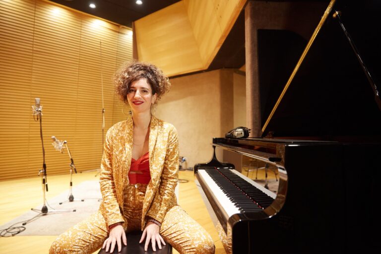 Marina Wil, una joya del indie que grabó con Fito Páez y lleva el ADN del rock nacional en sus canciones: “Le doy mucha importancia a la emoción” Marina Wil, una joya del indie que grabó con Fito Páez y lleva el ADN del rock nacional en sus canciones: “Le doy mucha importancia a la emoción”