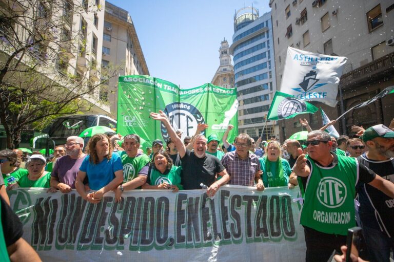 Oficializaron un nuevo aumento para los trabajadores del Estado: de cuánto será la suma fija a pagar en diciembre Oficializaron un nuevo aumento para los trabajadores del Estado: de cuánto será la suma fija a pagar en diciembre