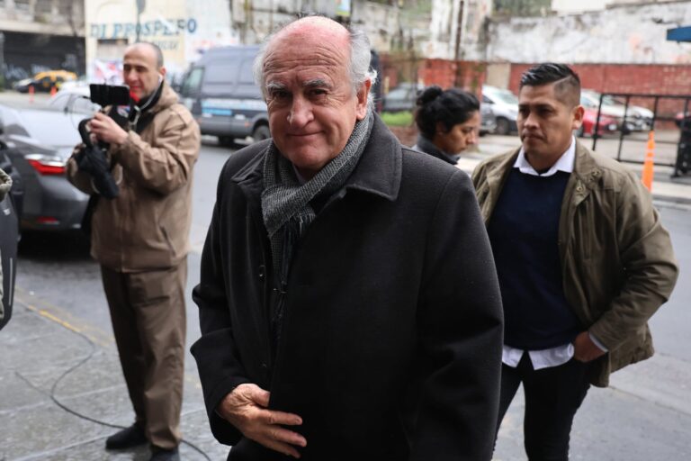 Oscar Parrilli advirtió que con el fallo de Vialidad buscan “proscribir y meterla presa a Cristina” Oscar Parrilli advirtió que con el fallo de Vialidad buscan “proscribir y meterla presa a Cristina”