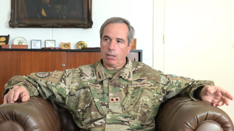 Pasaron a retiro al general que presentó una denuncia en la Justicia y generó un escándalo en el seno de las Fuerzas Armadas Pasaron a retiro al general que presentó una denuncia en la Justicia y generó un escándalo en el seno de las Fuerzas Armadas