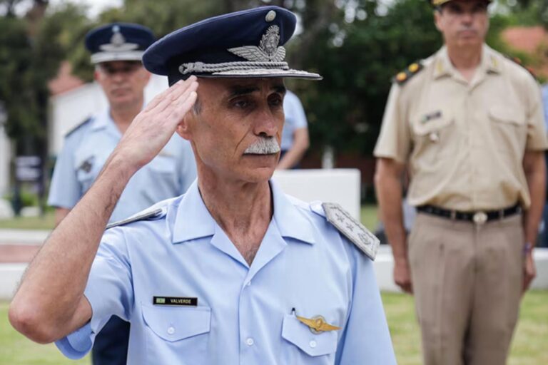 Purga en la Fuerza Aérea: tras el escándalo por el uso de los aviones, pasarán a retiro al 30% de los brigadieres Purga en la Fuerza Aérea: tras el escándalo por el uso de los aviones, pasarán a retiro al 30% de los brigadieres