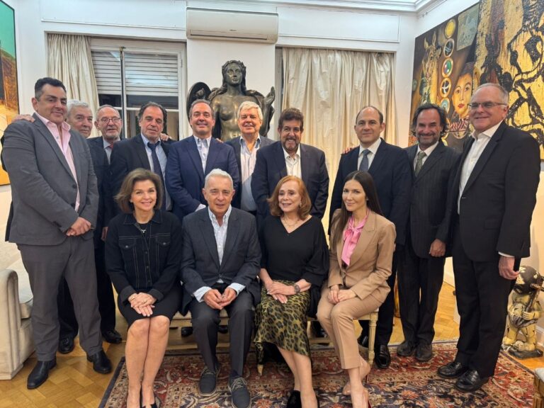 Solo en Off: Uribe y enviados de Trump, optimistas en una cena porteña con libertarios Solo en Off: Uribe y enviados de Trump, optimistas en una cena porteña con libertarios