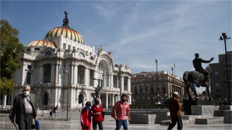 ¿Tianguización? Los puestos ambulantes afuera de Bellas Artes dividen opiniones de capitalinos
