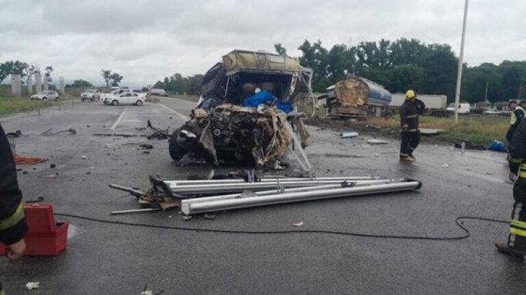 Tragedia mortal en la ruta. Tres policías siguen internados en terapia y otros 13 fueron dados de alta
