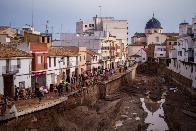 Tras ser abucheado, Pedro Sánchez reconoció el “sufrimiento” de los damnificados por las inundaciones pero condenó la “violencia” Tras ser abucheado, Pedro Sánchez reconoció el “sufrimiento” de los damnificados por las inundaciones pero condenó la “violencia”