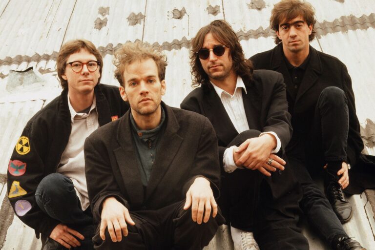 Un pasaje de avión, un chofer que esperó 10 horas y el intento infructuoso de Michael Stipe por sacar a Kurt Cobain de la depresión Un pasaje de avión, un chofer que esperó 10 horas y el intento infructuoso de Michael Stipe por sacar a Kurt Cobain de la depresión