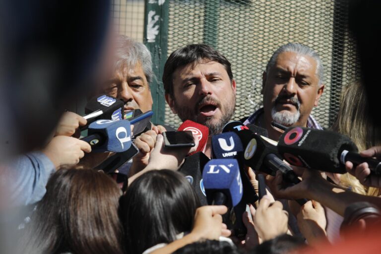Vialidad | El kirchnerismo se movilizó frente a Comodoro Py para apoyar a Cristina y denunció “lawfare” Vialidad | El kirchnerismo se movilizó frente a Comodoro Py para apoyar a Cristina y denunció “lawfare”