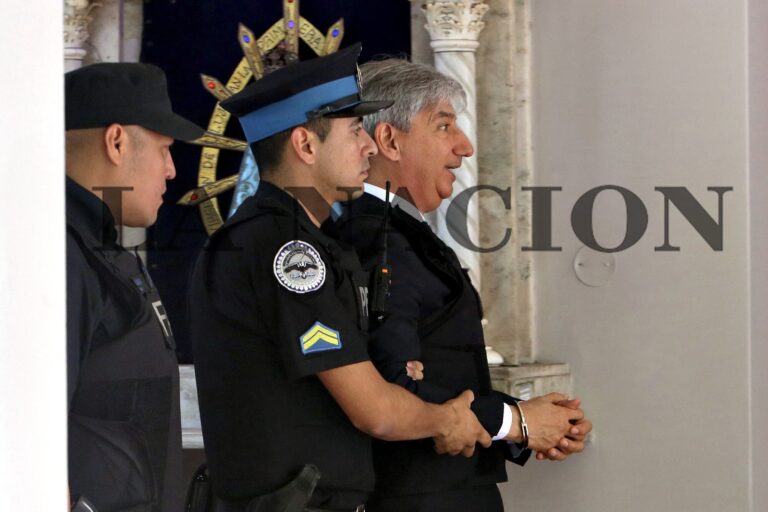 “Volver a la cárcel, vuelve”: el exjuez Bento obtuvo una prisión domiciliaria por 15 días, para cuidar a su hijo y a su mujer “Volver a la cárcel, vuelve”: el exjuez Bento obtuvo una prisión domiciliaria por 15 días, para cuidar a su hijo y a su mujer