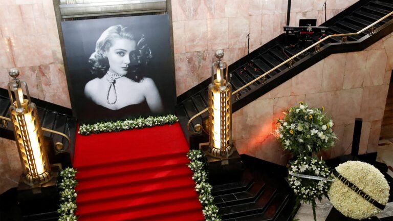 Así se hizo el costoso arreglo floral que Luis Miguel le regaló a Silvia Pinal para su homenaje en Bellas Artes Así se hizo el costoso arreglo floral que Luis Miguel le regaló a Silvia Pinal para su homenaje en Bellas Artes