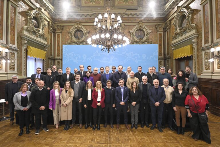 Axel Kicillof negocia el regreso de las reelecciones indefinidas de intendentes a cambio de su reforma electoral Axel Kicillof negocia el regreso de las reelecciones indefinidas de intendentes a cambio de su reforma electoral