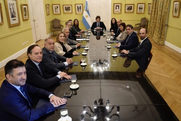 Con demora, el Gobierno pule el decreto de llamado a sesiones extraordinarias y no descarta sumar nuevos temas al debate Con demora, el Gobierno pule el decreto de llamado a sesiones extraordinarias y no descarta sumar nuevos temas al debate
