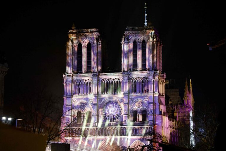 Con Trump presente y el Papa ausente, Macron reabre la Catedral de Notre Dame necesitado de un milagro Con Trump presente y el Papa ausente, Macron reabre la Catedral de Notre Dame necesitado de un milagro