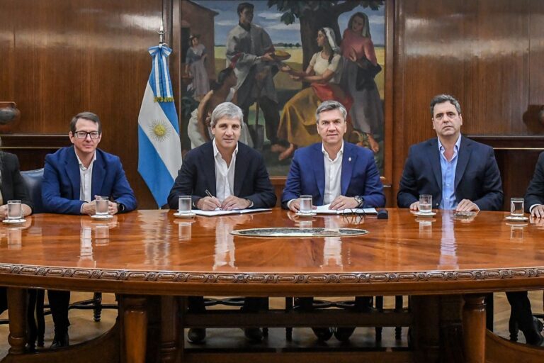 Cuatro provincias se suman a un régimen para regularizar las deudas de las provincias con el Estado nacional Cuatro provincias se suman a un régimen para regularizar las deudas de las provincias con el Estado nacional