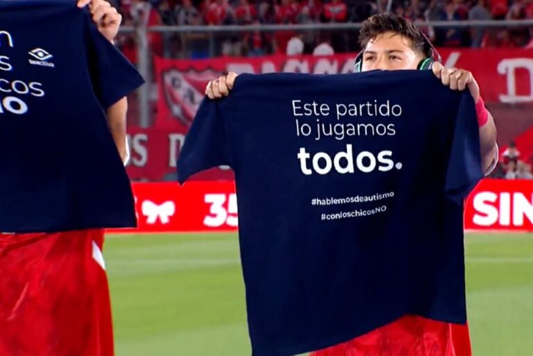 El emotivo apoyo a Rodrigo Rey luego de que no le renovaran la matrícula a su hijo con autismo