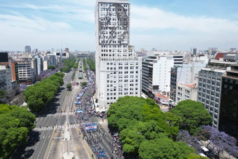 El Gobierno evalúa quitar el mural de Eva Perón del edificio de la 9 de Julio amparándose en un nuevo decreto