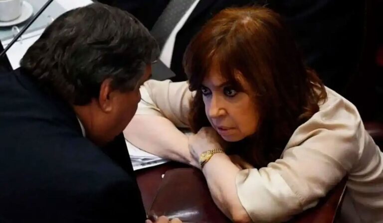 El kirchnerismo aseguró que Kicillof rechazó la invitación que recibió para asistir a la asunción de CFK en el PJ El kirchnerismo aseguró que Kicillof rechazó la invitación que recibió para asistir a la asunción de CFK en el PJ