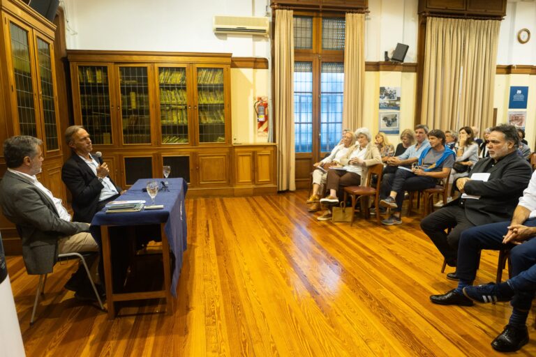 En fotos: Ignacio Azumendi presentó su libro “Manija de papel” en la biblioteca del Colegio Champagnat