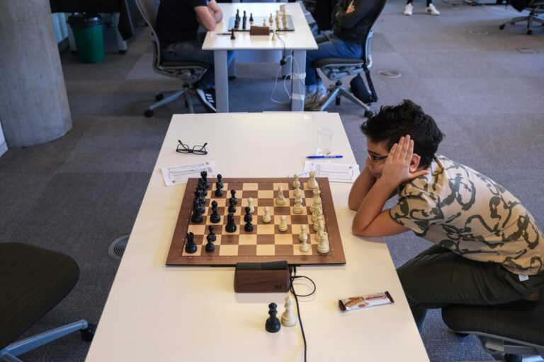 Faustino Oro, a tiro de una hazaña: el niño que compite con adultos tiene una chance de ser campeón argentino Faustino Oro, a tiro de una hazaña: el niño que compite con adultos tiene una chance de ser campeón argentino