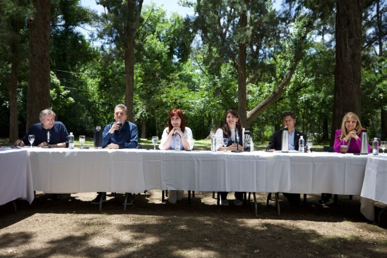 Foto de unidad: Cristina Kirchner, Máximo, Axel Kicillof y Sergio Massa participan de la reunión del PJ bonaerense en Moreno Foto de unidad: Cristina Kirchner, Máximo, Axel Kicillof y Sergio Massa participan de la reunión del PJ bonaerense en Moreno