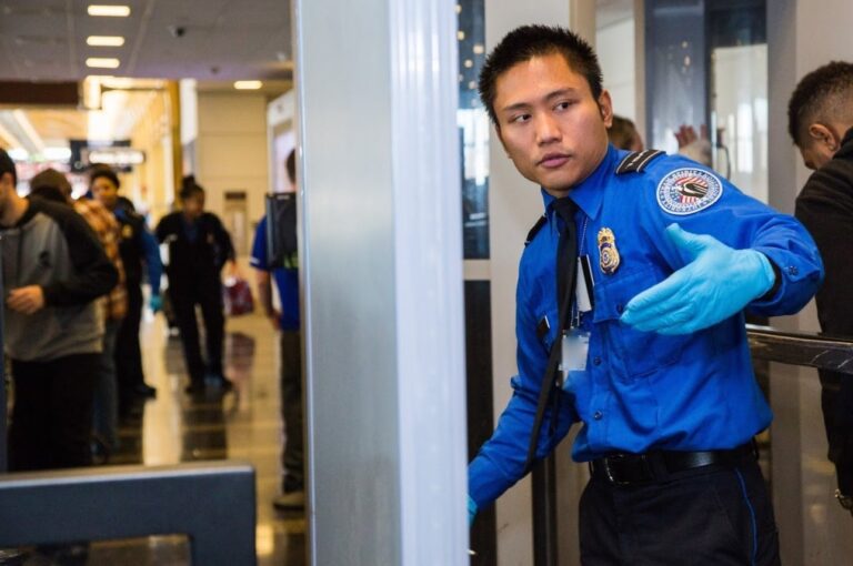 Intentó viajar en avión desde Nueva York con un arma de guerra en su equipaje: por qué la TSA no lo detuvo