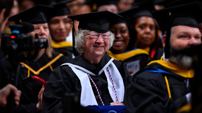 La inspiradora historia de Annette Roberge, la mujer que se graduó de la universidad a los 90 años La inspiradora historia de Annette Roberge, la mujer que se graduó de la universidad a los 90 años