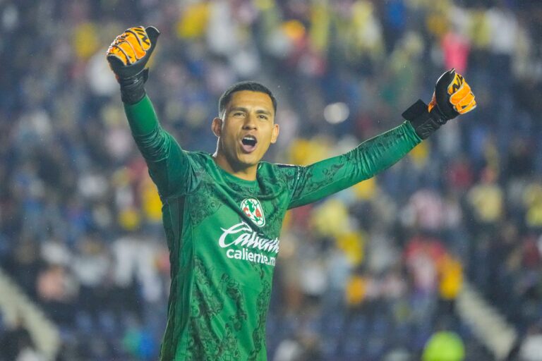 Luis Malagón se desvaneció al término de la victoria de América sobre Cruz Azul Luis Malagón se desvaneció al término de la victoria de América sobre Cruz Azul