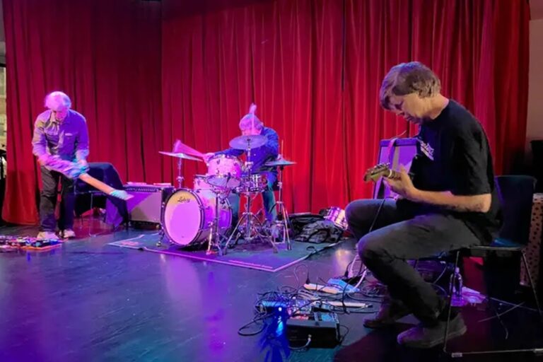 Miembros de Sonic Youth se reúnen en un pub de Nueva York: El video
