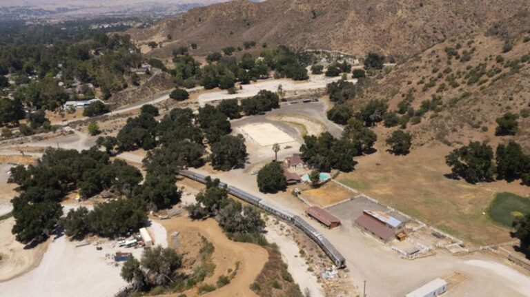 Se vende: así es el pueblo cinematográfico de Hollywood donde filmaron Elizabeth Taylor, Charlton Heston, Abbott y Costello Se vende: así es el pueblo cinematográfico de Hollywood donde filmaron Elizabeth Taylor, Charlton Heston, Abbott y Costello