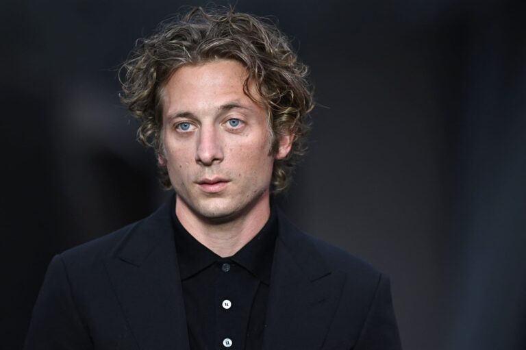 Timothée Chalamet saca un disco, Jeremy Allen White sale de la cocina y los Globo de Oro aterrizan en terreno conocido
