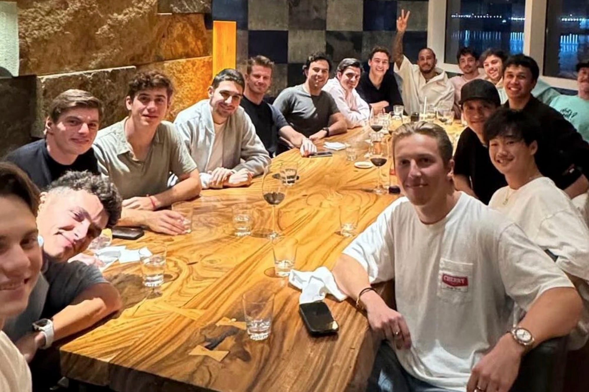 Un piloto de la Fórmula 1 invitó la cena de fin de año a sus compañeros y reveló cuánto gastó: “Fue un placer”