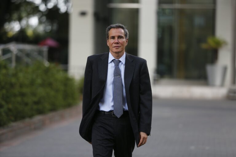 A diez años de la muerte de Nisman, la investigación apunta al rol de exespías y exfuncionarios kirchneristas A diez años de la muerte de Nisman, la investigación apunta al rol de exespías y exfuncionarios kirchneristas